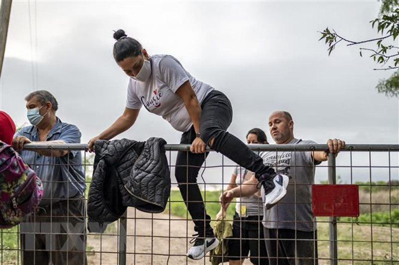 Người di cư vượt biên từ Mexico vào Mỹ tại Del Rio, bang Texas (Mỹ). (Ảnh: AFP/TTXVN)