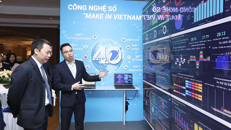 Đại biểu tham quan các gian hàng triển lãm công nghệ tại Internet Day 2020. Ảnh: Minh Quyết