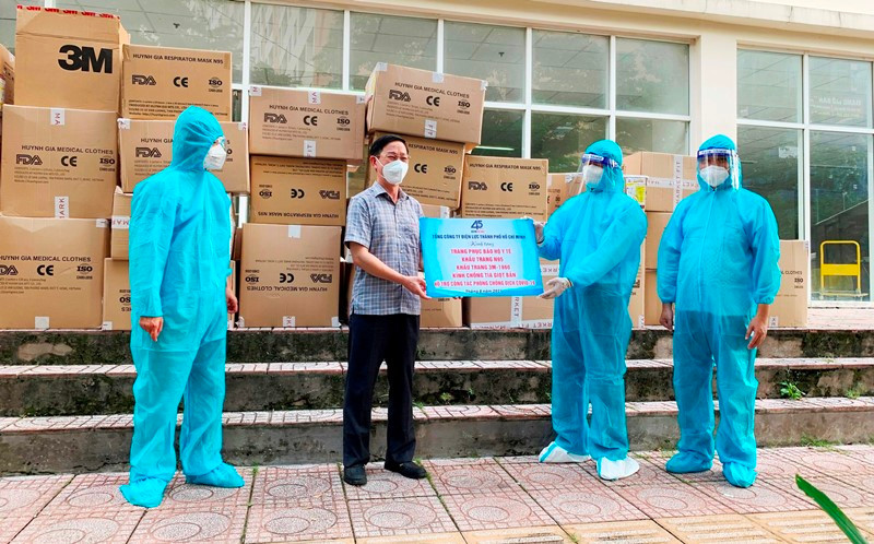 Đại diện Công đoàn EVNHCMC trao tặng trang thiết bị y tế cho bệnh viện điều trị Covid-19 số 12.