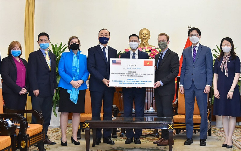 Tiếp nhận tượng trưng 1,5 triệu liều vaccine của Mỹ qua cơ chế COVAX.
