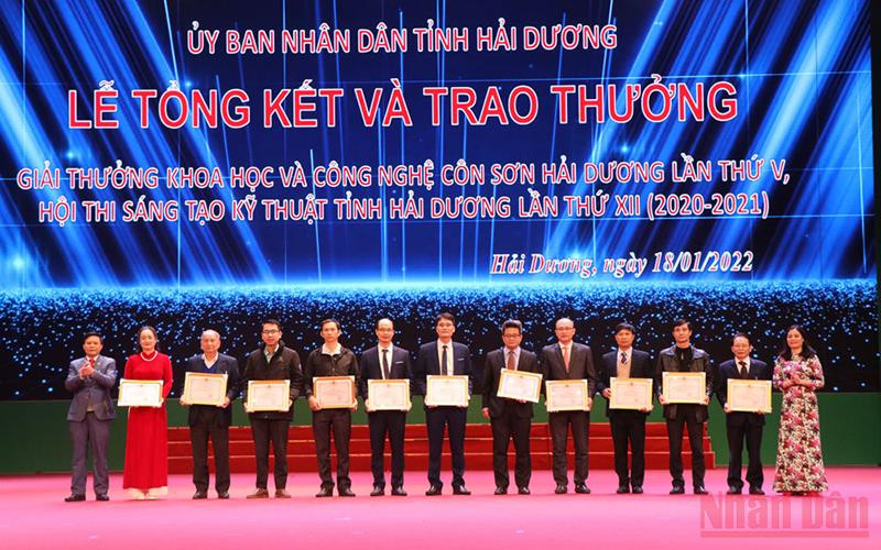 Trao giải thưởng “Khoa học và công nghệ Côn Sơn” cho những tác giả có công trình, giải pháp xuất sắc.