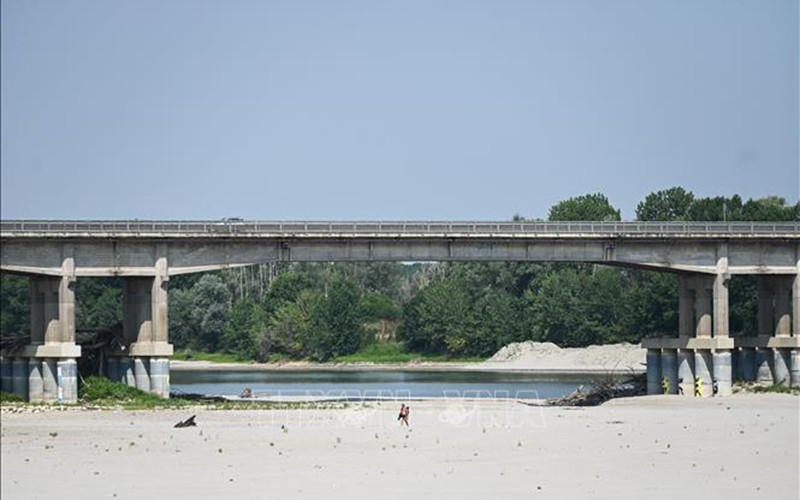 Sông Po ở Boretto, đông bắc Parma, Italy, khô cạn do hạn hán ngày 15/6/2022. (Ảnh: AFP/TTXVN)
