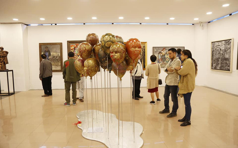 Khán giả tham quan tác phẩm trưng bày tại Triển lãm.