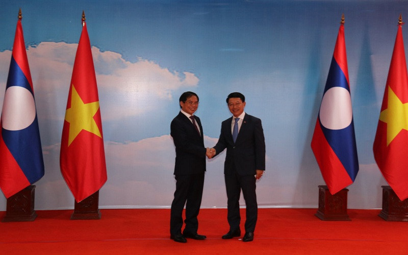 Bộ trưởng Ngoại giao Lào Saleumxay Kommasith (phải) tiếp đón Bộ trưởng Ngoại giao Việt Nam Bùi Thanh Sơn.