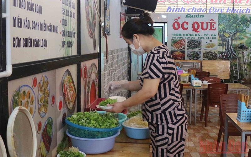 Chủ cửa hàng mang khẩu trang suốt quá trình phục vụ.