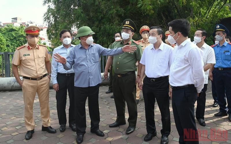 Bí thư Thành ủy Đinh Tiến Dũng cùng đoàn công tác kiểm tra tại chốt Cầu Diễn trên tuyến Quốc lộ 32. (Ảnh: DUY LINH)
