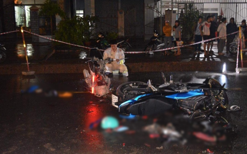 Hai chiếc xe máy hư hỏng nặng sau vụ tai nạn. (Ảnh: Văn Ngọc)