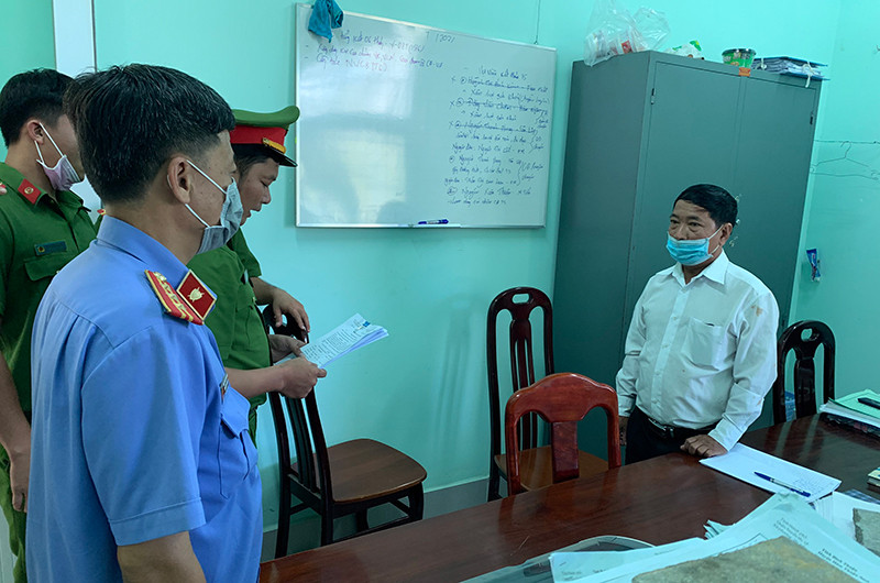 Các cơ quan chức năng đọc Quyết định khởi tố bị can, Lệnh bắt tạm giam Trần Văn Quế (áo trắng).