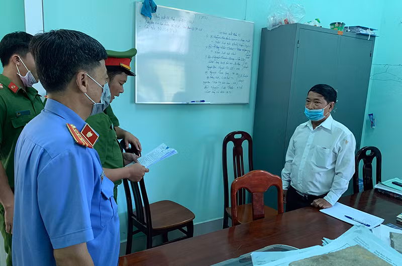 Các cơ quan chức năng đọc Quyết định khởi tố bị can, Lệnh bắt tạm giam Trần Văn Quế (áo trắng).