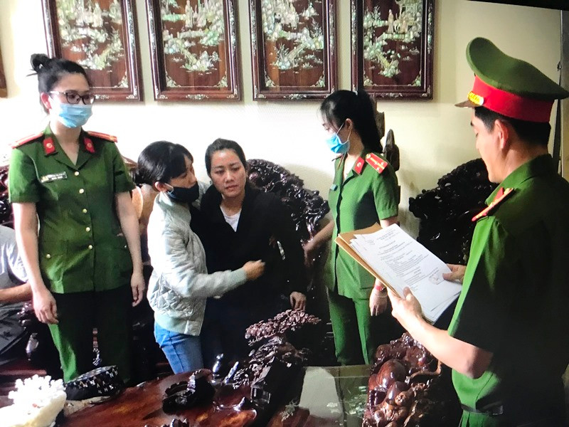 Điều tra viên đọc Lệnh bắt tạm giam với Huyền (áo đen thứ 3 từ trái qua) tại nhà riêng của đối tượng.