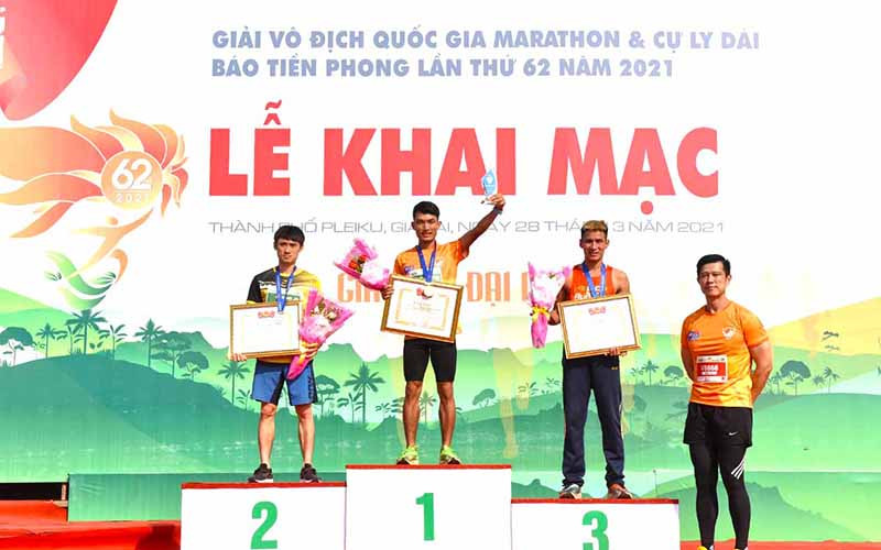 Trao giải cho các VĐV nội dung 42,195 km nam tuyển.