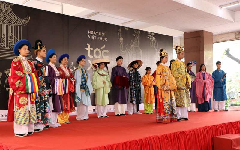 Sinh viên TP Hồ Chí Minh trình diễn cổ phục Việt trong ngày hội "Tóc xanh - Vạt áo". Ảnh: Tấn Ðồng