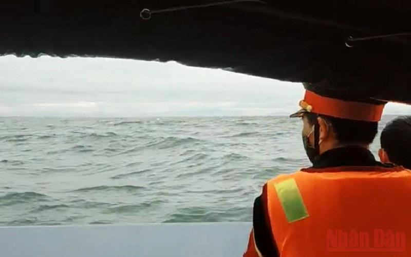 Lực lượng cứu hộ, cứu nạn đang tập trung tìm kiếm nạn nhân còn mất tích trong vụ lật ca nô tại Quảng Nam. (Ảnh: TẤN NGUYÊN)