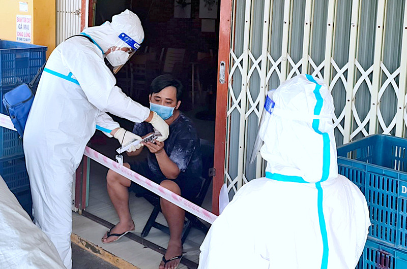 Lực lượng y tế lưu động phường 8 (thành phố Cà Mau) hỗ trợ, thăm khám F0 điều trị tại nhà. 