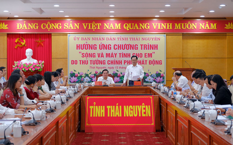 Các doanh nghiệp trên địa bàn tỉnh ủng hộ 8,3 tỷ đồng cho chương trình “Sóng và máy tính cho em”.