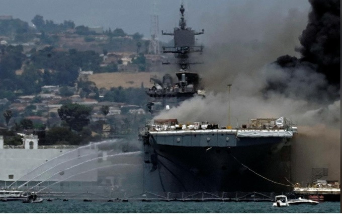 Hiện trường vụ hỏa hoạn trên tàu quân sự USS Bonhomme Richard. (Ảnh: Reuters)