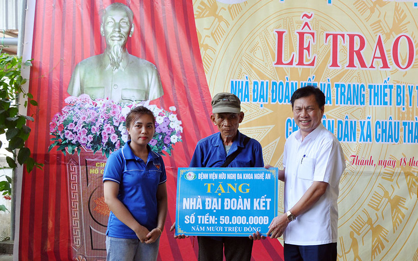PGS.TS Nguyễn Văn Hương – Bí thư Đảng ủy, Giám đốc Bệnh viện Hữu nghị Đa khoa Nghệ An trao tặng nhà Đại đoàn kết cho ông Lo Xuân Thành. 
