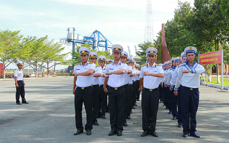 Luyện tập điều lệnh đội ngũ đội hình tàu. Ảnh: XUÂN NINH