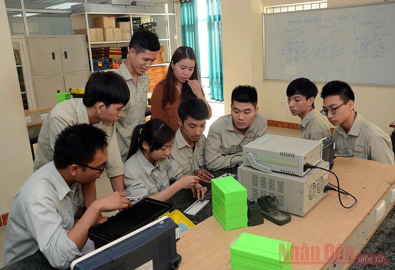 Sau tốt nghiệp THCS, học sinh có thể tìm hiểu về phân luồng để lựa chọn con đường phù hợp với bản thân (Ảnh minh hoạ: DUY LINH)