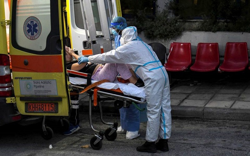Chuyển bệnh nhân đến Khoa Cấp cứu Covid-19 tại Bệnh viện Đa khoa Ippokrateio ở Thessaloniki, Hy Lạp, ngày 3/11/2021. (Ảnh: Reuters)