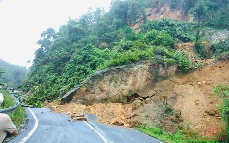 Ảnh hiện trường vụ sạt lở ta-luy dương.