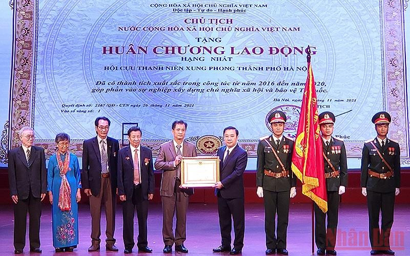 Đại diện lãnh đạo Hội Cựu thanh niên xung phong Việt Nam thành phố Hà Nội đón nhận Huân chương Lao động hạng Nhất tại buổi lễ.