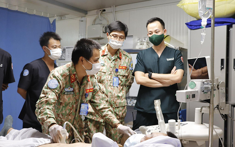 Các bác sĩ thăm khám cho bệnh nhân trước khi phẫu thuật.