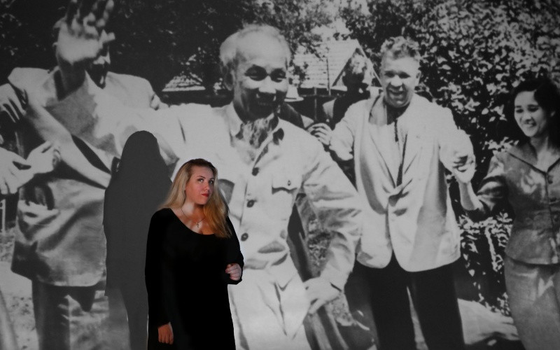 Vera Mazhirina với phông ảnh Bác Hồ.