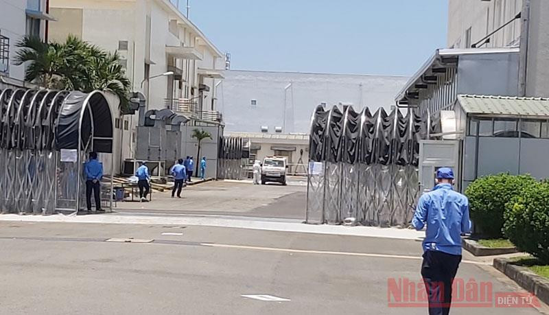 Lực lượng chức năng phong tỏa Công ty TNHH điện tử Việt Hoa nơi ghi nhận chuỗi ca nhiễm Covid-19 phức tạp.