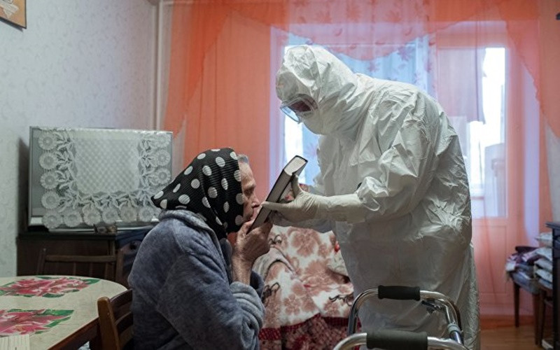 Nhiều người Nga điều trị Covid-19 tại nhà. (Ảnh: RIA )