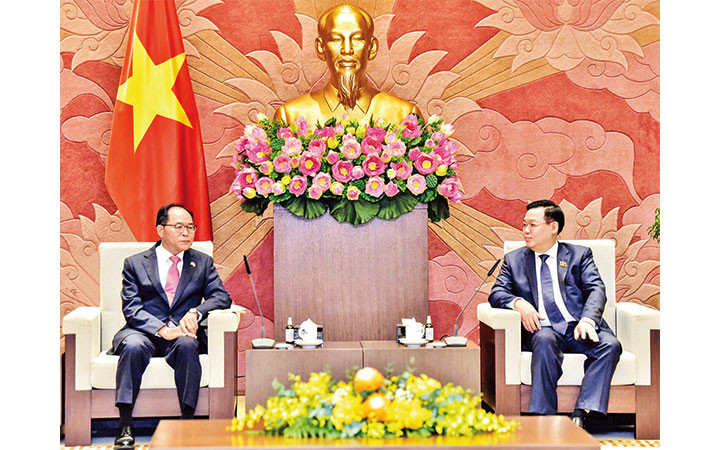 Chủ tịch Quốc hội Vương Đình Huệ tiếp Đại sứ Hàn Quốc Park Noh-Wan. Ảnh: LÂM HIỂN