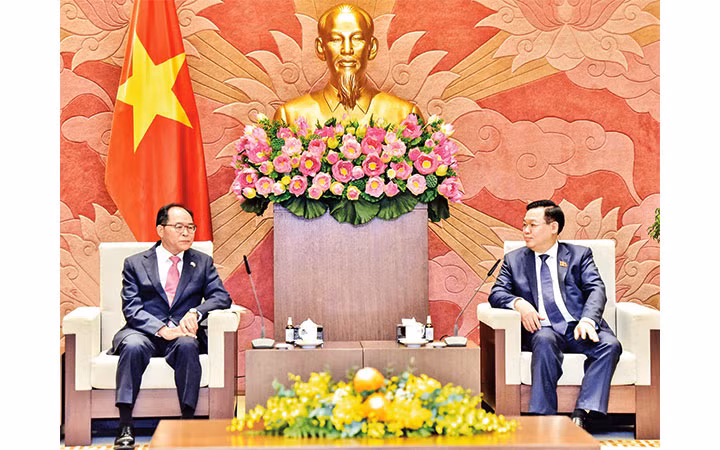 Chủ tịch Quốc hội Vương Đình Huệ tiếp Đại sứ Hàn Quốc Park Noh-Wan. Ảnh: LÂM HIỂN