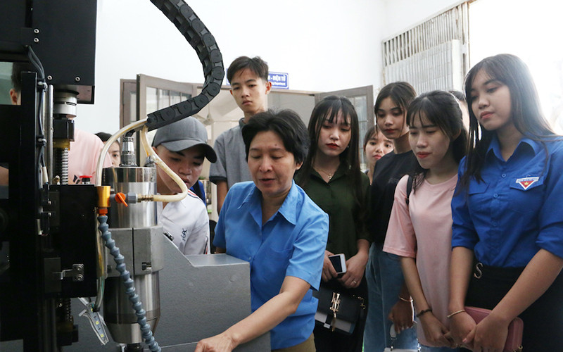 Giảng viên Trường ĐH Trà Vinh hướng dẫn SV thực hành trên máy CNC do trường tự chế tạo.