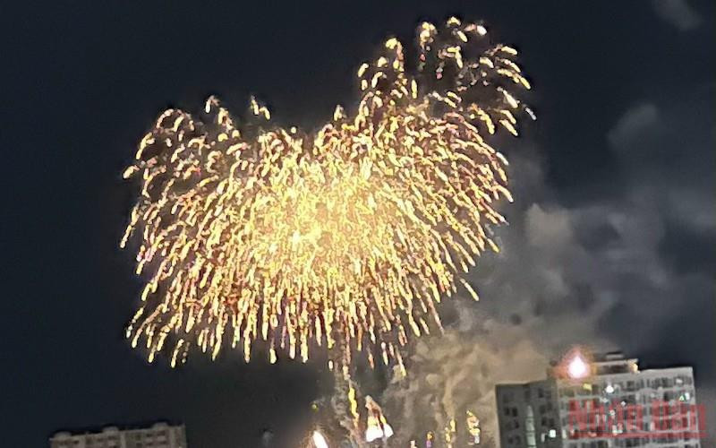 Pháo hoa nghệ thuật mừng kỷ niệm 47 năm Ngày Giải phóng miền nam, thống nhất đất nước. (Ảnh: CTV)