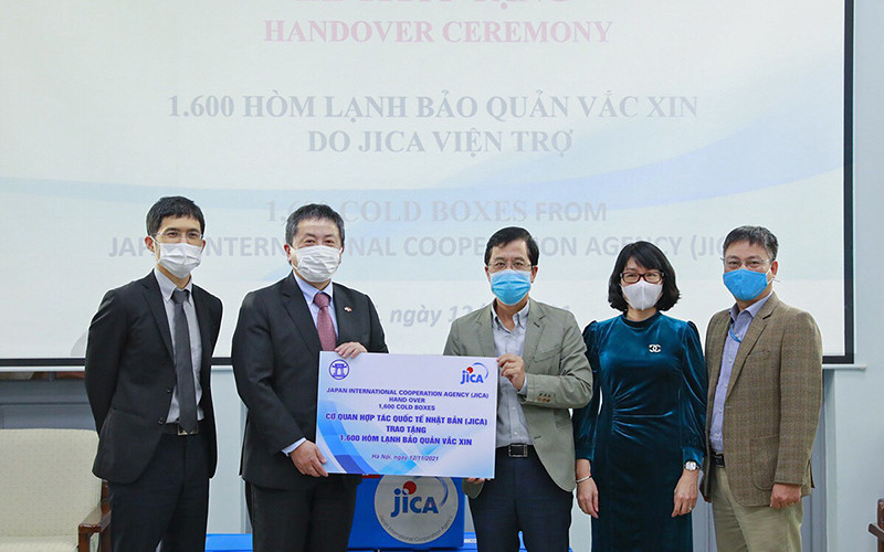 Ông SHIMIZU Akira, Trưởng Đại diện JICA Việt Nam (thứ 2 từ trái sang) và GT, TS Đặng Đức Anh, Viện trưởng NIHE (thứ 3 từ trái sang) trong buỗi lễ trao tặng. (Ảnh: JICA Việt Nam)