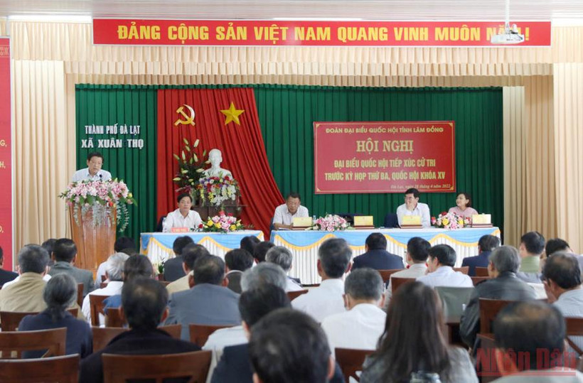 Đồng chí Phan Đình Trạc phát biểu ý kiến tại buổi tiếp xúc. 