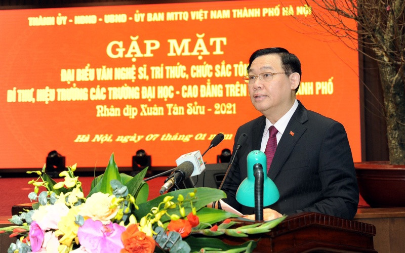 Đồng chí Vương Đình Huệ, Ủy viên Bộ Chính trị, Bí thư Thành ủy phát biểu ý kiến tại buổi gặp mặt. Ảnh: DUY LINH