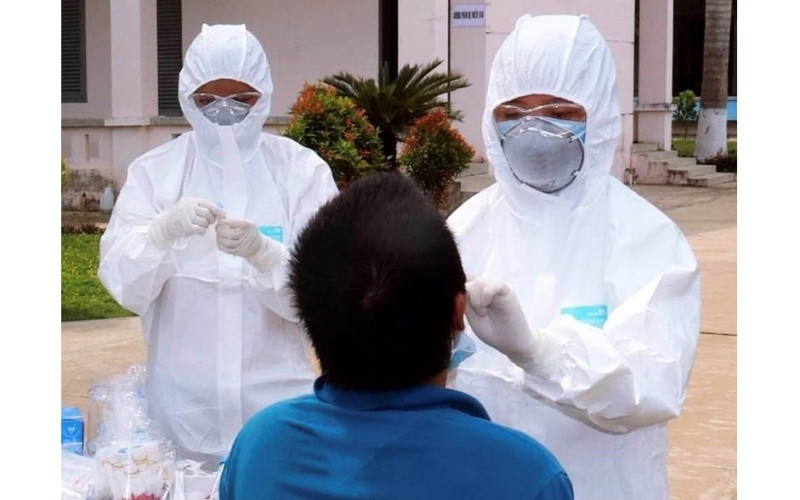 Lấy mẫu xét nghiệm tại nơi cách ly ở Tây Ninh.