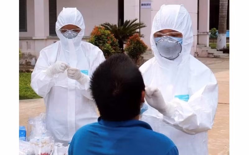 Lấy mẫu xét nghiệm tại nơi cách ly ở Tây Ninh.