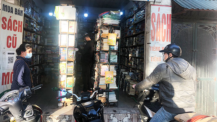Những tiệm sách cũ vắng khách.