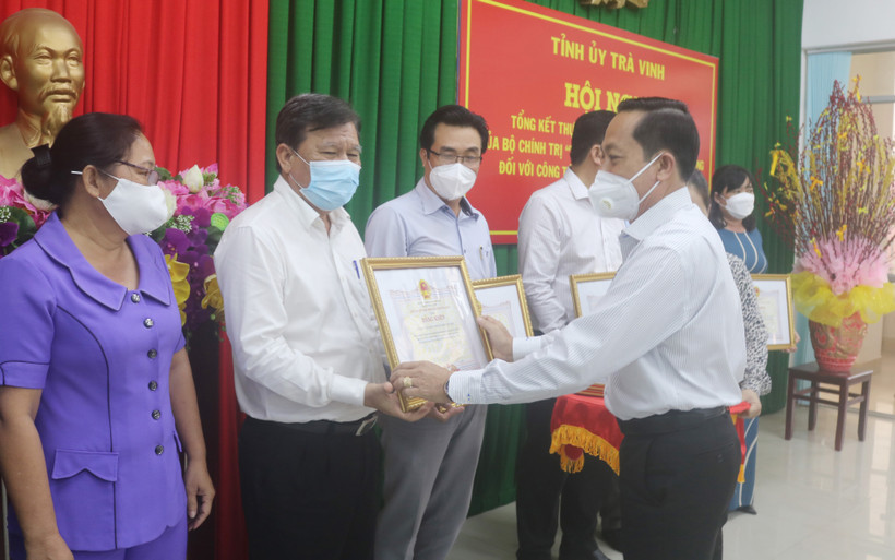 Đại diện các đơn vị, tập thể tiêu biểu trong thực hiện chính sách bảo hiểm xã hội, bảo hiểm y tế nhận bằng khen của UBND tỉnh. 