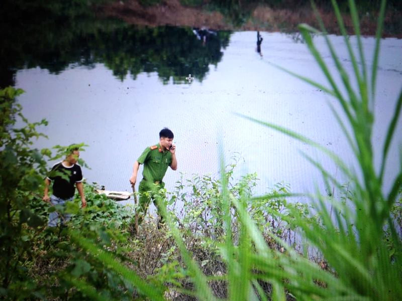 Khu vực sông nơi hai nghi can gây án.