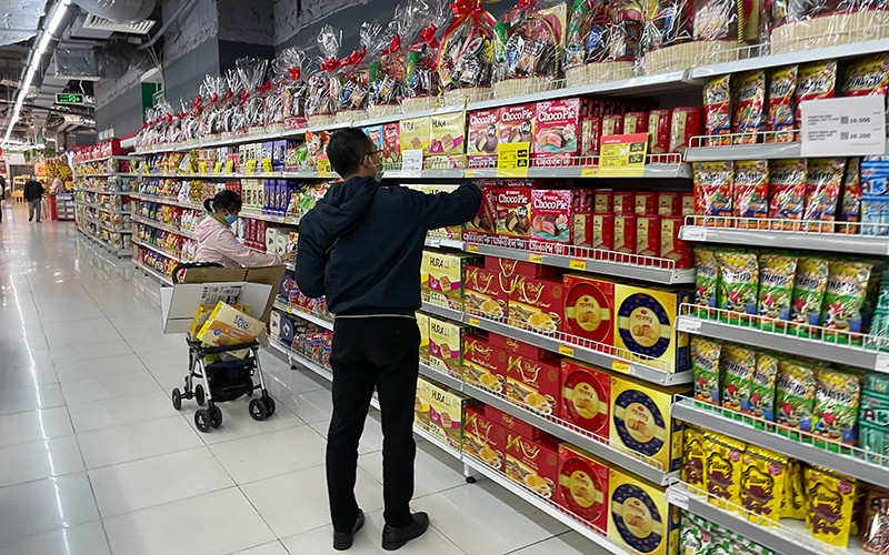 Người dân mua sắm hàng Tết tại Siêu thị Vinmart Royal City (Hà Nội).