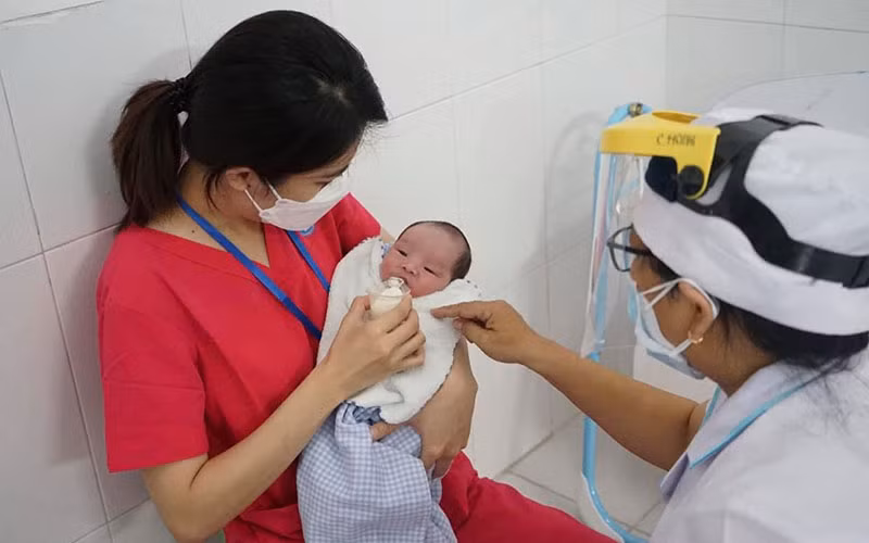 Chăm sóc trẻ vắng mẹ do mắc Covid-19 tại Trung tâm H.O.P.E, TP Hồ Chí Minh (Ảnh: Phương Hằng).