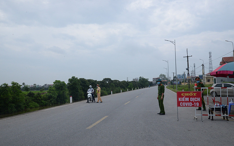 Lực lượng chức năng huyện Phù Cừ thực thi nhiệm vụ phòng chống dịch.