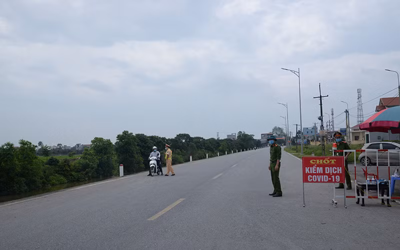 Lực lượng chức năng huyện Phù Cừ thực thi nhiệm vụ phòng chống dịch.