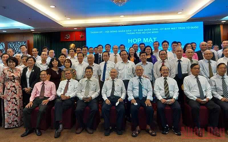 Lãnh đạo thành phố Hồ Chí Minh chụp hình lưu niệm với các đại biểu trong buổi họp mặt.