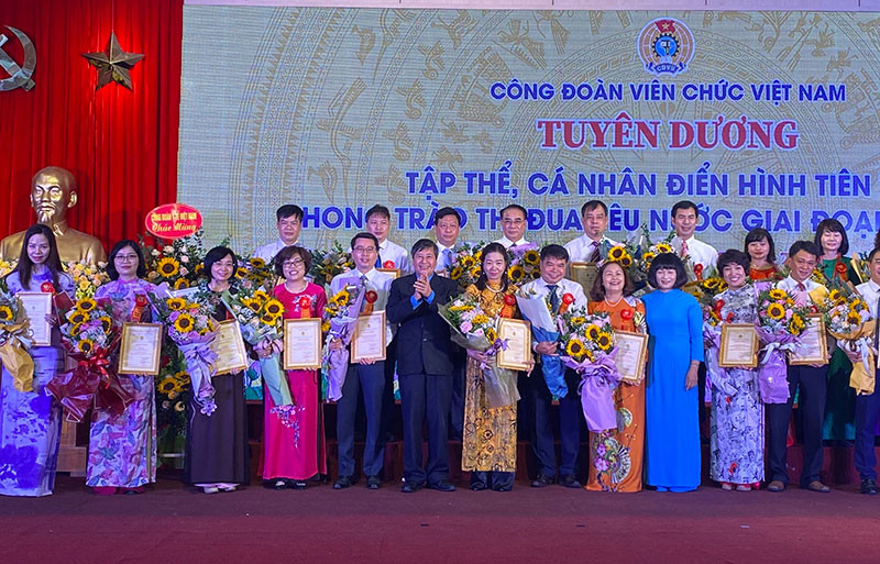 Biểu dương cán bộ, công chức, viên chức, lao động tiêu biểu