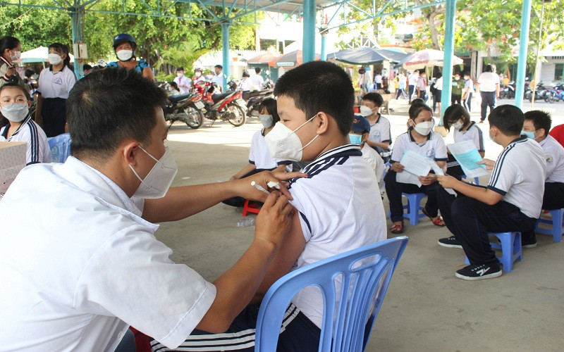 Tiêm vaccine cho trẻ 11 tuổi.