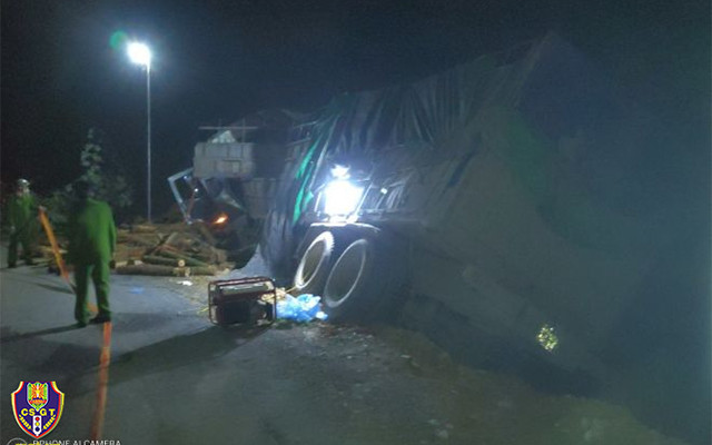 Lực lượng chức năng khẩn trương cấp cứu người bị nạn, phân luồng, điều tiết, bảo đảm an toàn giao thông khu vực xảy ra tai nạn. (Ảnh: Cục CSGT)